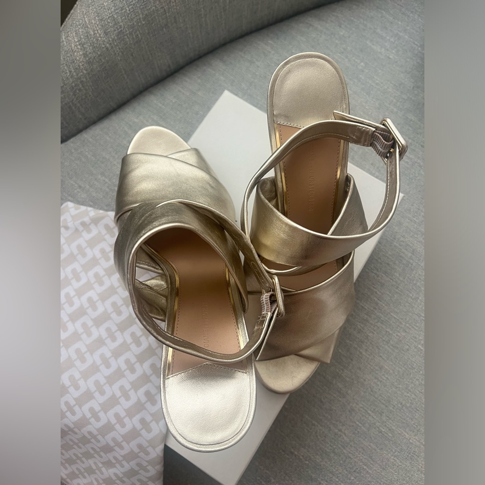 Stunning Luxury Diane Von Furstenberg Gold Heels